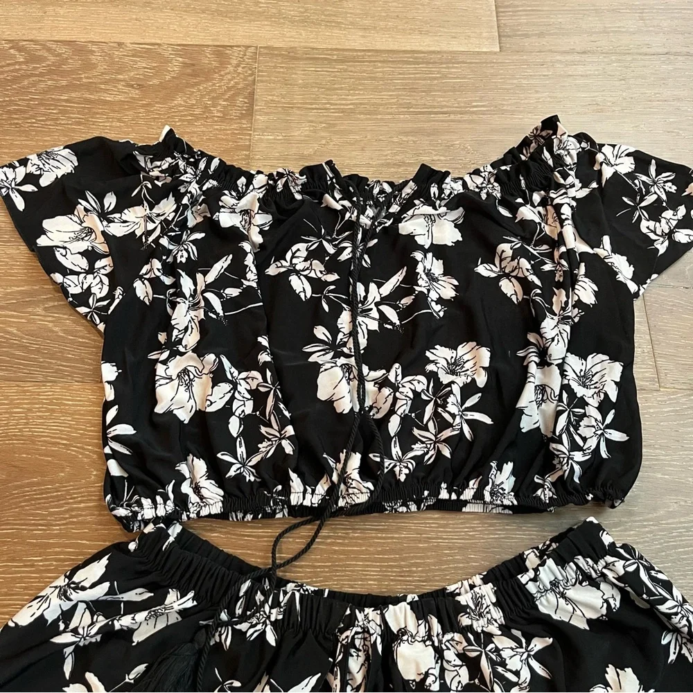 🌸 Women’s Floral Off-Shoulder Top and Shorts Swim Cover Up Set Size M